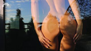 Fullos seggű világos szőke Larajuicy egész nap a punciját döngeti