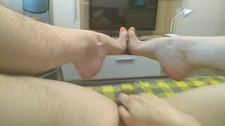 Szőrös punci és lábak közelről: ginnagg ujjazza magát féktelenül