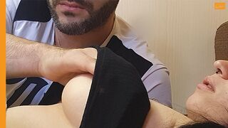 Durva remegő orgazmus a mellbimbó játékból