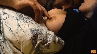 Forró csókok és mellnyalás egy tini számára tökéletes bimbókkal