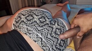 Nevelő fia a bugyimmal kézimunkázza és az arcomra spriccel hatalmasat