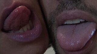 Dögös nevelő anya csókolózik a nevelő fiával, miután az a szájába élvez