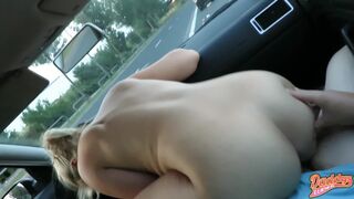 Beleélvezés a autóban egy dögös szőkével