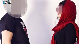 Arab milf hangos szexelése nem hagyja aludni a szomszédot, így hívja őt is kúrni