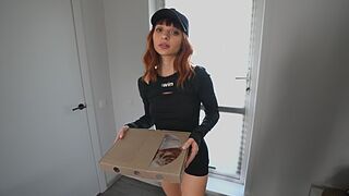 Gyönyörű diáklány futár megette a pizzámat és megbasztam a szűk punciját
