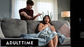 Adult Time szexy kalandja - Kimmy Kimm maszturbáláson kapva, de nem tud ellenállni a méretes farknak