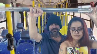 Diáklányt megbassza hátulról egy idegen a buszon!