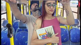 Tini csajt megbassza egy idegen a nyilvános buszban
