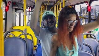 Idegen fősulis kisasszonyt dugnak meg a buszon!