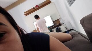 Szeretnék kefélni ezzel a szerelővel, mutatom neki a hatalmas seggem, hátha bejön!