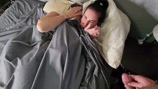 Dupla pici csöcsű barna hajú lányra pisil az ágyban majd pisi áztatta bugyijukban csókolóznak