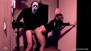 Maszkos őrült alaposan megbassza a néger bigét a tükör előtt - halloween szerepjáték fétis páros játék