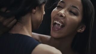 Ebony Vampire Mistress Lia Lin elcsábít egy latin amerikai hatalmas cickós tini bigét a Vampired kemény domina játékában