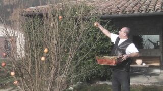 Izgató világos szőke tini amatőr hátsó bejáratba kefélve és szájba lőve nagy farasszal