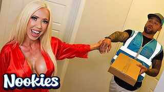 Mandy Monroe különleges kolbász kiszállítása és forró kefélése a Nookies csatornán