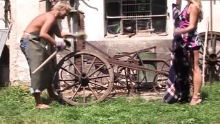 Világos Szőke milf a szabadban cumizza a pasiját és hagyja hogy alaposan megdugja