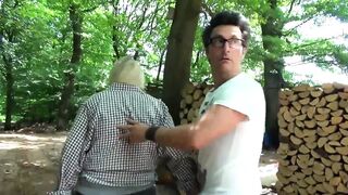 Világos Szőke tetovált nagyi cumizza a méretes amatőr farkat és szájba élvezik óvszerrel