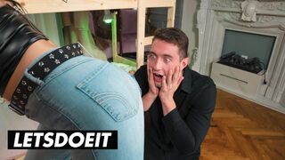 Dögös Bambola titkos kalandja kanos lakótársával a Horny Hostelben