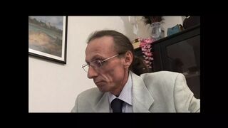 Vörös vén nő méretes pélót nyel le mélytorokkal amatőrben