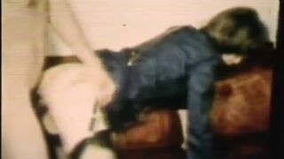 Retro csoportos cumizás tehetséges és kéjes fehér és barna lányokkal