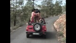 Vivian Schmitt Magda Polak és Asia Blondi dús mellű MILF-ek csoportos szexe a jeepen