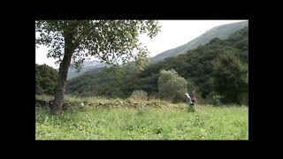 Dagadt hatalmas cickós milf cumizza a vastag farkat az erdőben majd pinája meghágva