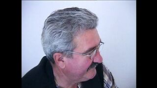 Dús tőgyes MILF két behatolást él át kettő nagy faroktól és élvez a puncijára