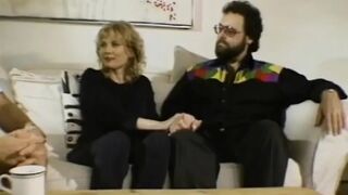 Férj nézi ahogy feleségét döngeti az idegen retro MILF hármasban